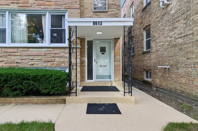 Building Photo - 8613 Trumbull Ave