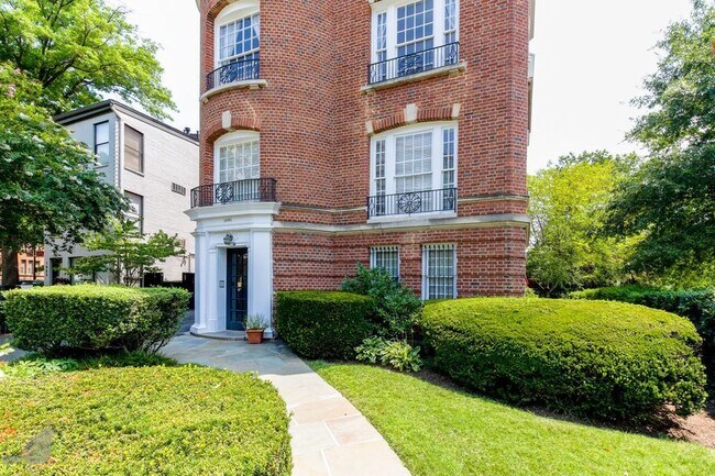 Building Photo - Charming Condo in the Heart of the City!