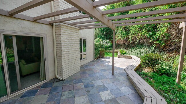 Building Photo - Updated 4BR Townhome in La Jolla Shores He...