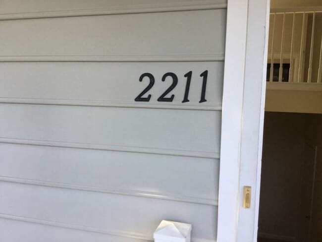 Foto del edificio - MOVE-IN READY CORNER UNIT IN CRESCENT CONDOS