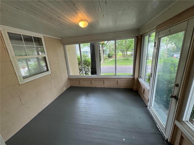 Building Photo - 219 2nd St