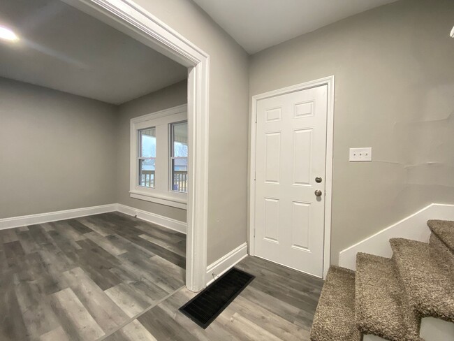 Building Photo - Highland Charm
