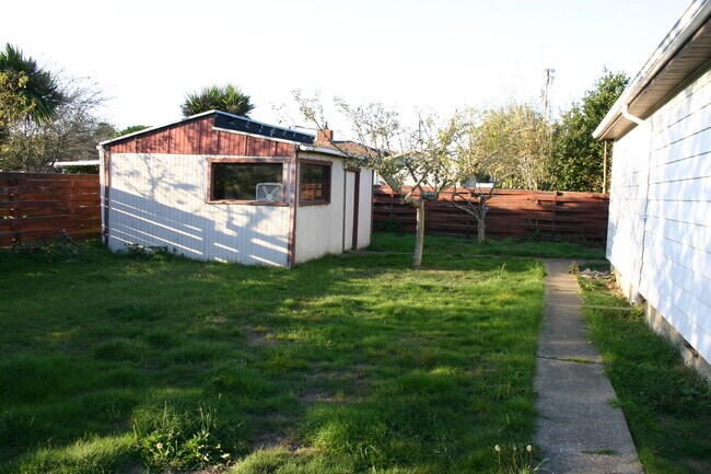 Foto del edificio - Cutten 3 bedroom 2 bath, sunny patio, 2 ca...