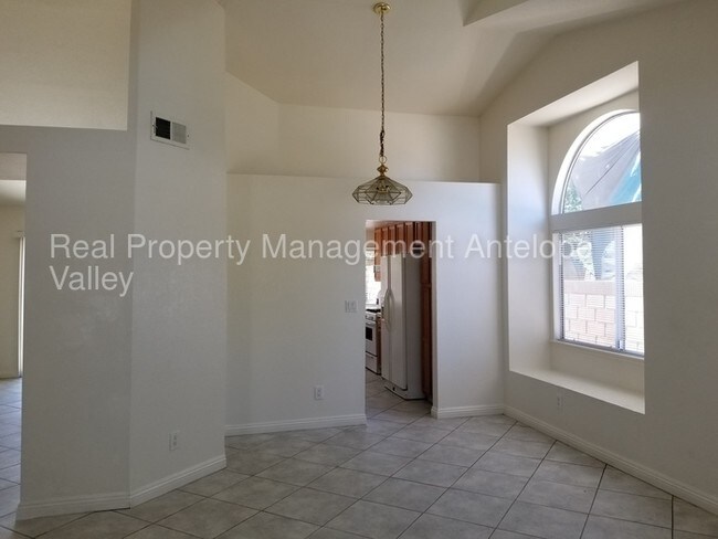 Building Photo - 1008 Lillian Ct