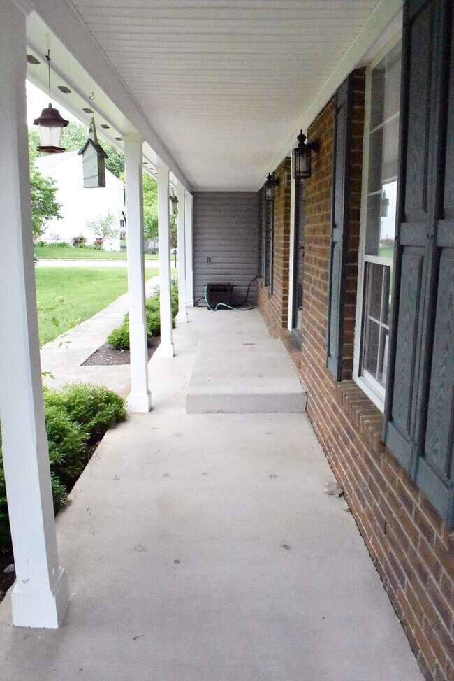 Foto del edificio - Welcome To Lake Ridge's Finest...