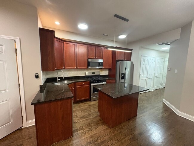 Foto del edificio - Spacious 2BD/2BA w/ High Ceilings + Modern...