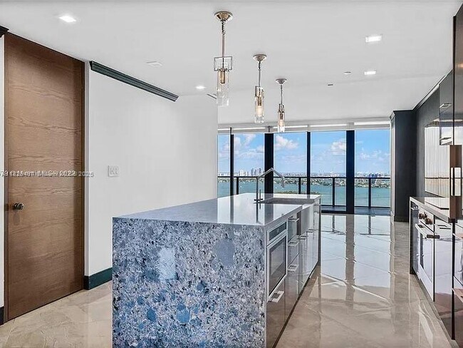 Foto del edificio - 650 NE 32nd St
