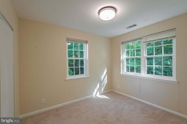 Building Photo - 2601 S Walter Reed Dr