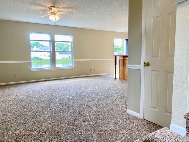 Foto del edificio - Wonderful 3 Bedroom 2.5 Bathroom Two Story Home with Loft on the Pond in Wayne Township!
