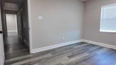 Building Photo - 917 Temple Dr