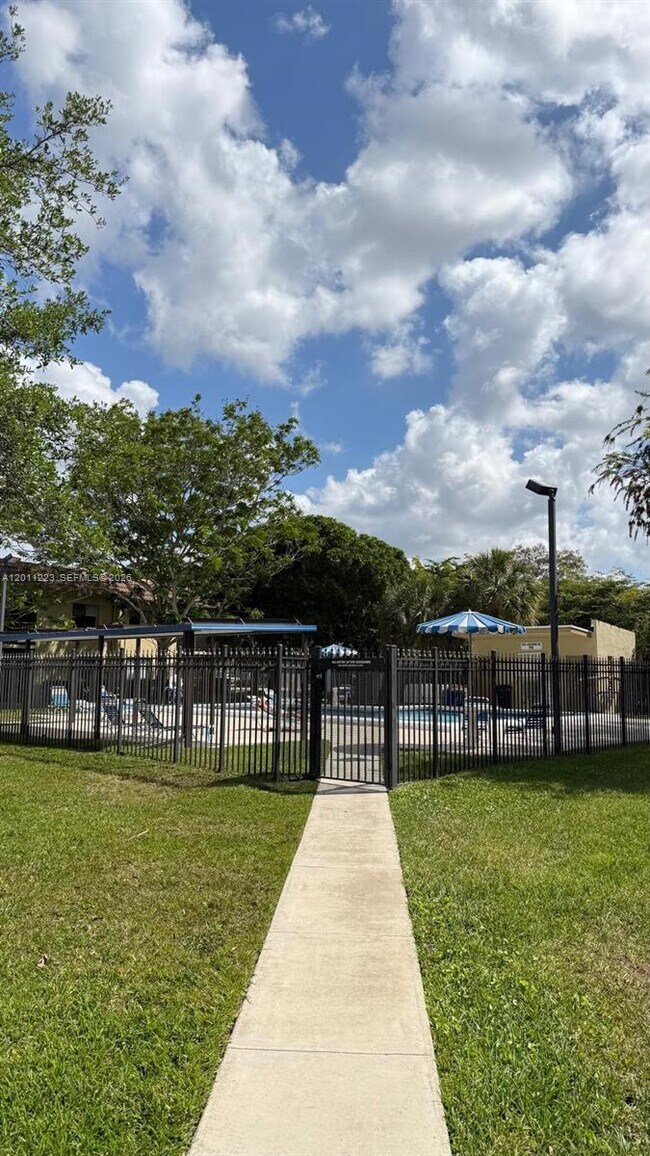 Foto del edificio - 325 Lakeview Dr