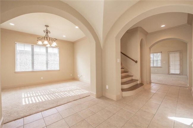Building Photo - 708 Chapel Hill Ln