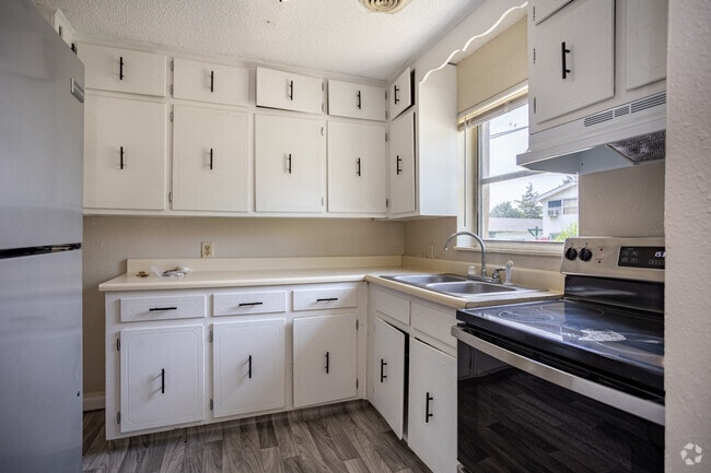 1BR, 1BA - 750SF - Kitchen - 2215 Buffalo Trl