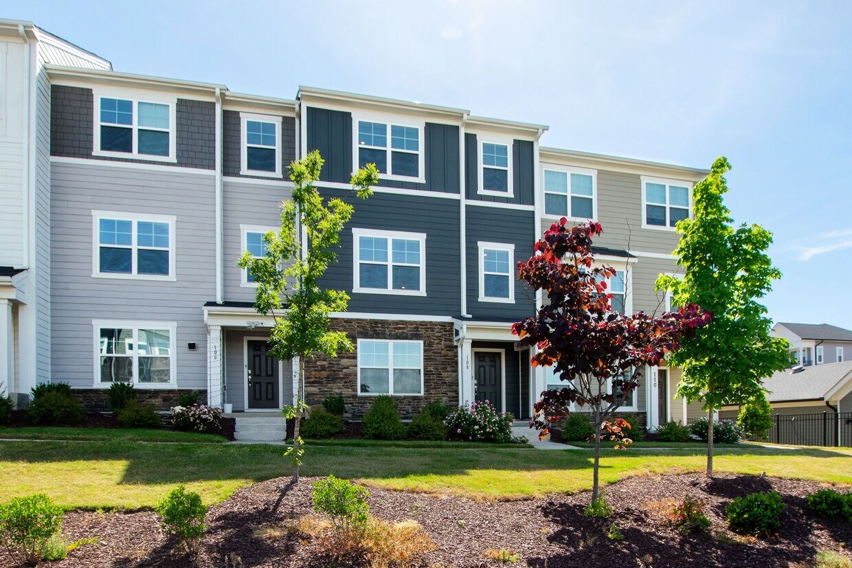 Foto principal - Bright, Spacious & Move-In Ready Townhome ...