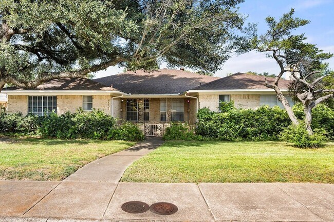 Foto del edificio - 8351 Lullwater Dr