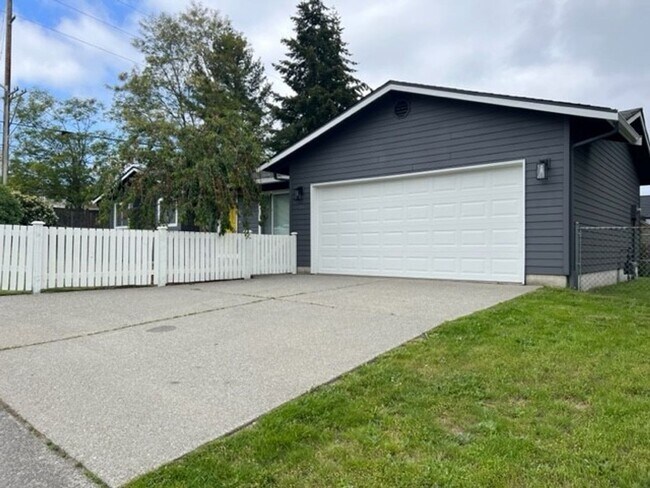 Building Photo - 3bd 2 bth rambler