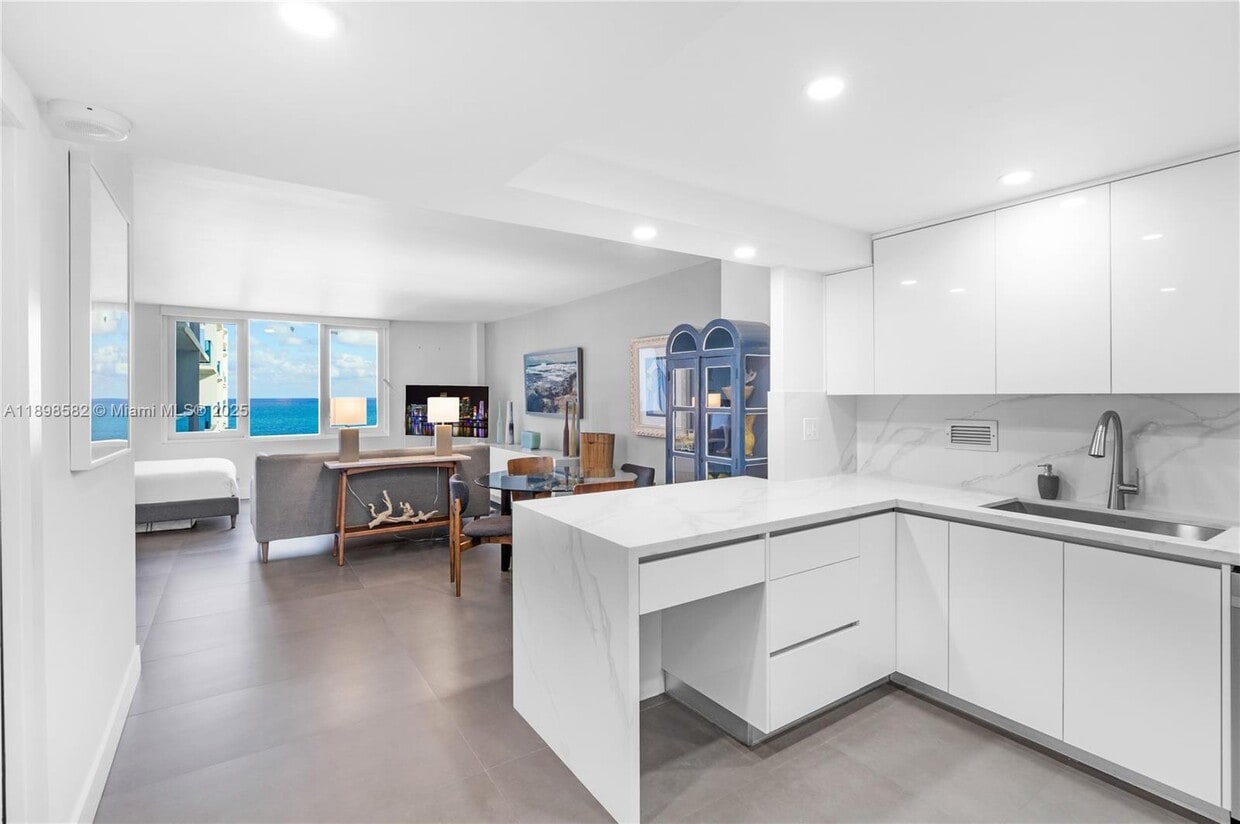 Primary Photo - 2301 Collins Ave