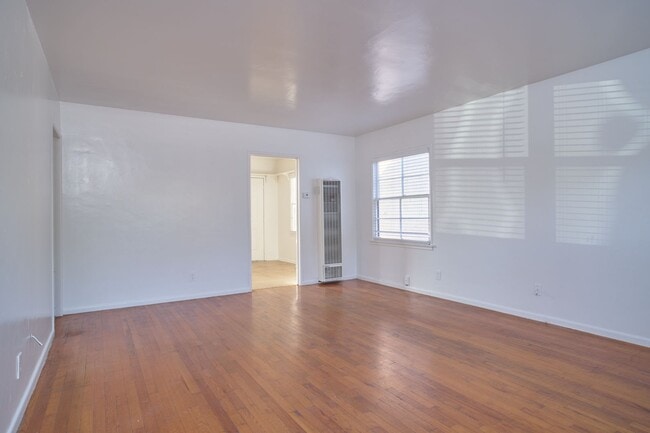 Building Photo - 116 E Orchard St