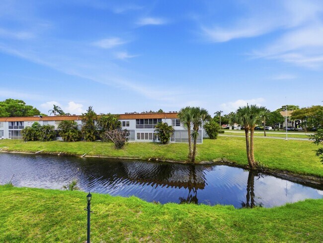 Foto del edificio - 6289 Lear Dr