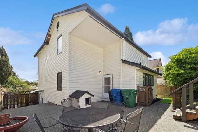Foto del edificio - 3 bedroom in Seattle WA 98115