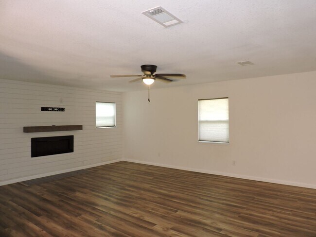 Building Photo - Lots of updates!