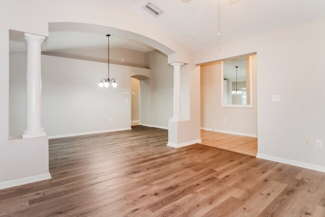 Building Photo - 9912 Riverchase Dr