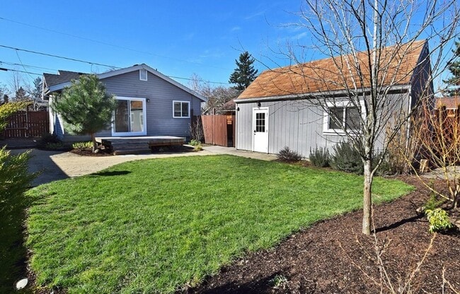 Building Photo - Updated 2br/1ba Bungalow with Garage & Ful...