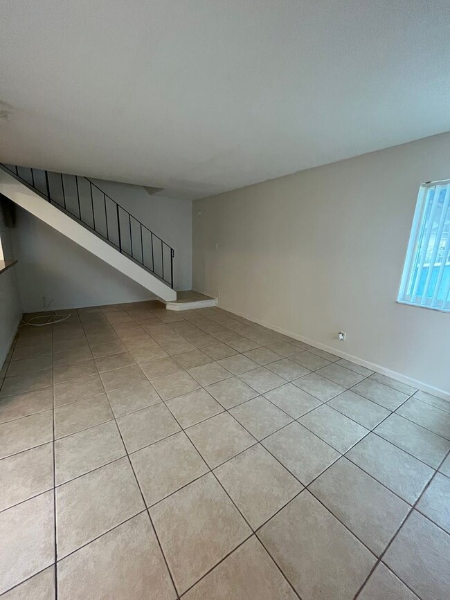 Building Photo - 2 br, 1 bath House - 105 E TIFFANY DR #2