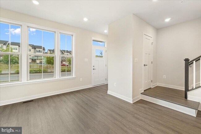 Foto del edificio - 10132 Lake Linganore Blvd