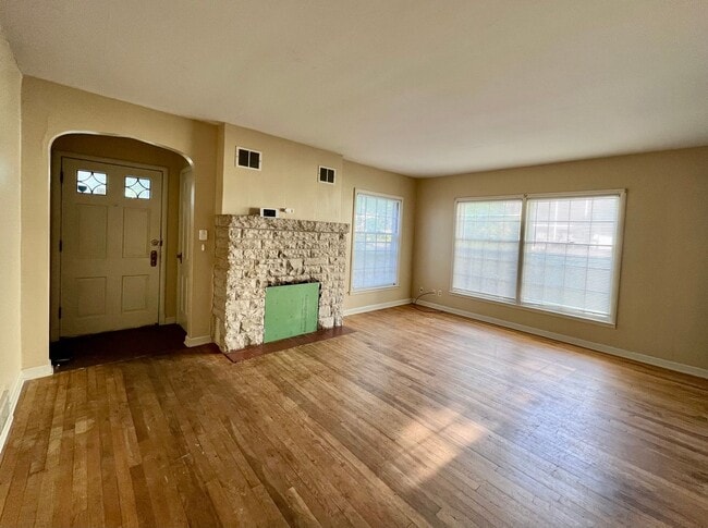 Building Photo - Great 3 Bedroom Near Aggieville & KSU! Pre Leasing for 2026-2027 School Year!