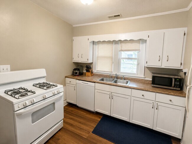 Building Photo - 643 Golfview Dr