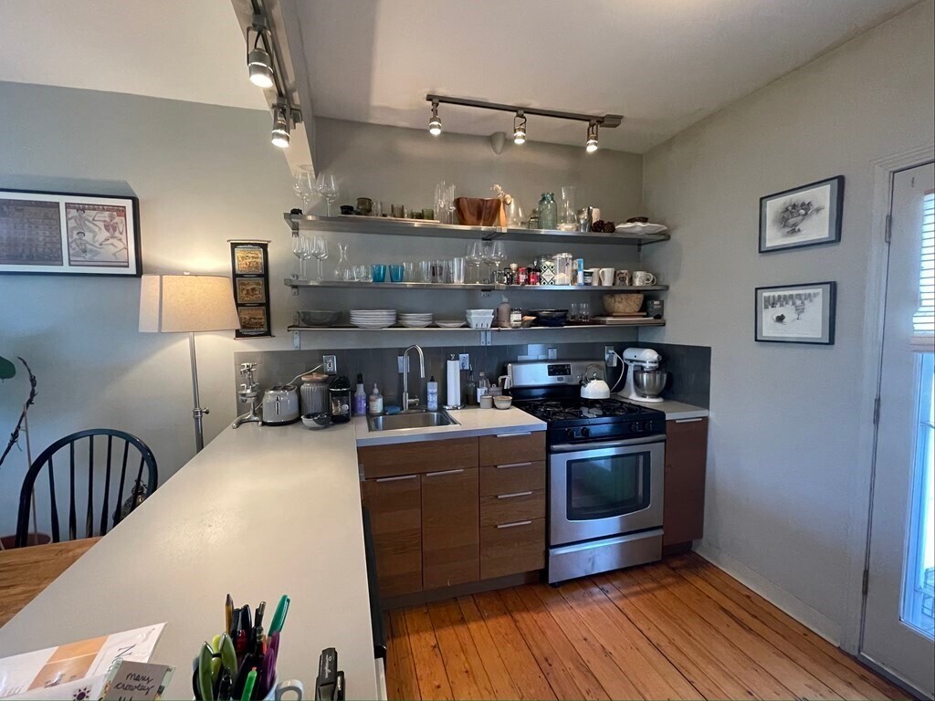 Primary Photo - 17 Oakdale St