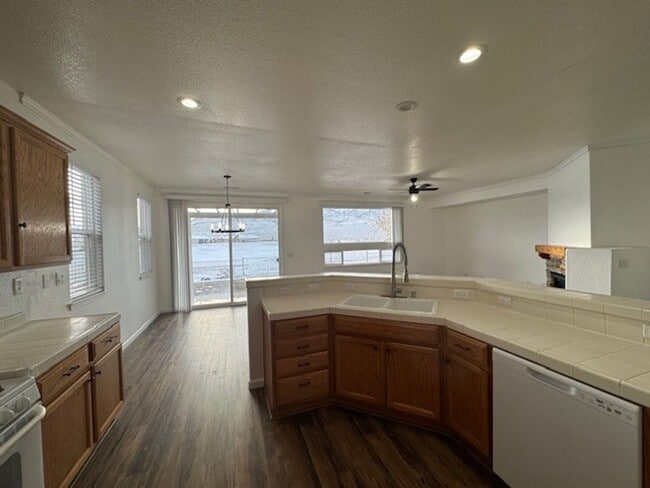 Building Photo - Beautiful Three Bedroom on the Golf Cou...