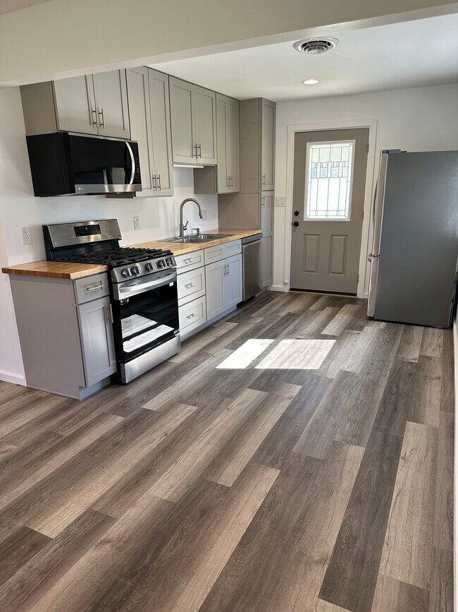 Foto del edificio - 414 Maple Dr