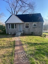 Building Photo - 2229 Maplecrest Dr