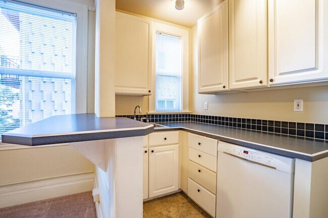 Building Photo - Alexander Apartments - 2 bedrooms
