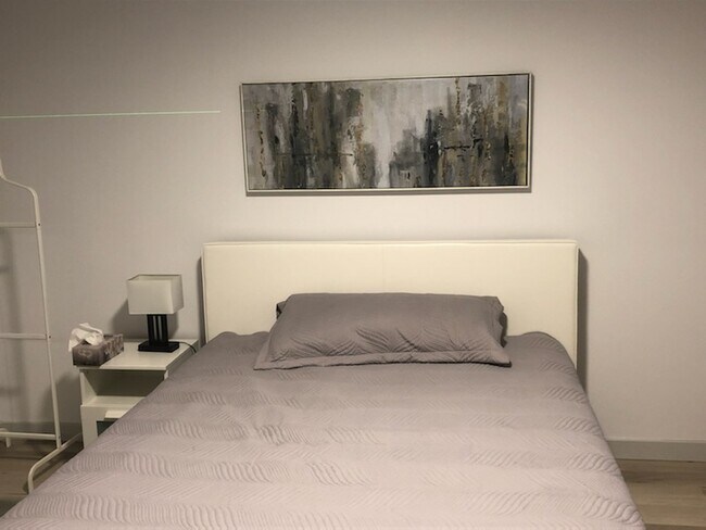 Building Photo - 5142 Av Papineau