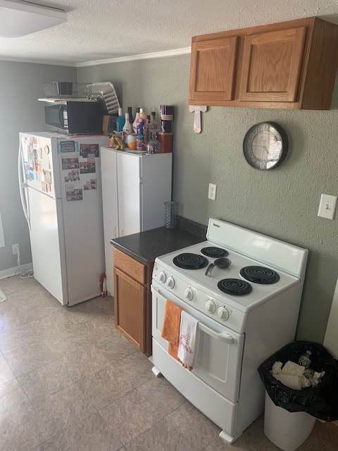 Building Photo - Adorable upstairs apartment