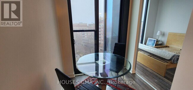 Photo du bâtiment - 250-250 Lawrence Ave W