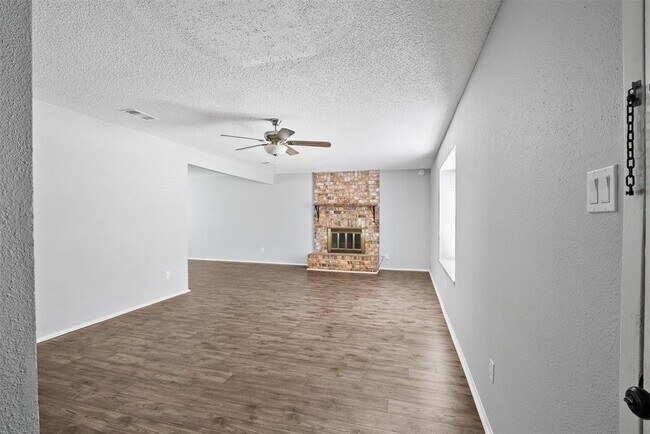 Foto del edificio - 4707 Cairnsean St