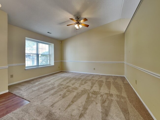 Building Photo - Spacious 3-bedroom Home