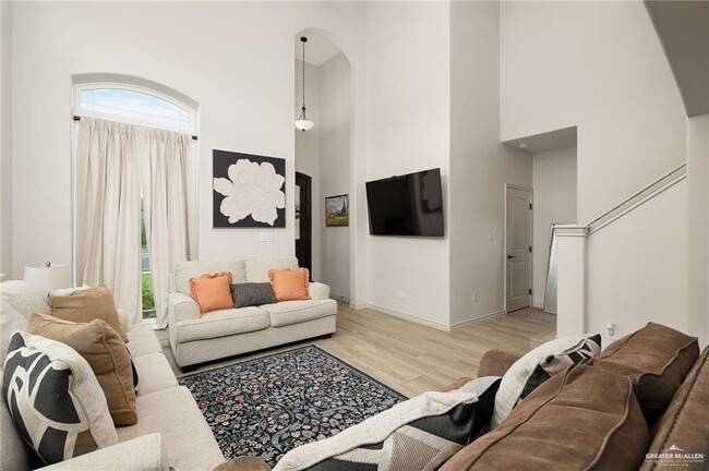 Building Photo - 18 Central Park St