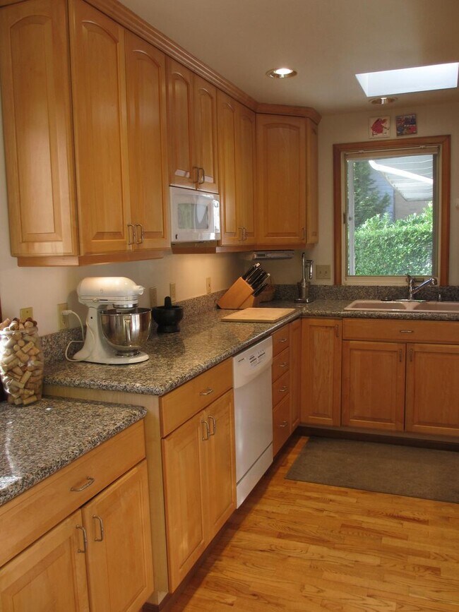 Foto del edificio - Spacious Cherry Crest Home with Exceptional Natural Light & Privacy