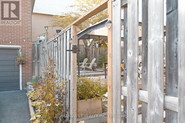 Building Photo - 3175 Kirwin Ave