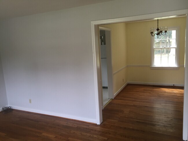Building Photo - 1011 Willow Lawn Dr