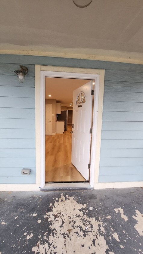 Renovated 3 bedroom, 2 bath home with a beautiful yard! - Renovated 3 bedroom, 2 bath home with a beautiful yard!