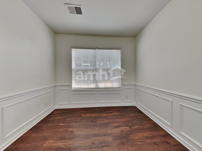 Foto del edificio - 111 Meandering Way Ln