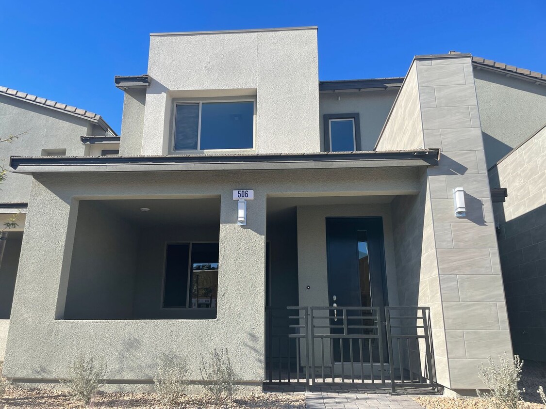 Foto principal - Newer townhome in Summerlin!