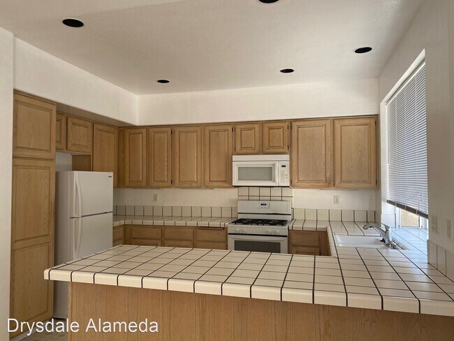 Building Photo - 3 br, 2.5 bath House - 114 Keil Bay (LO)