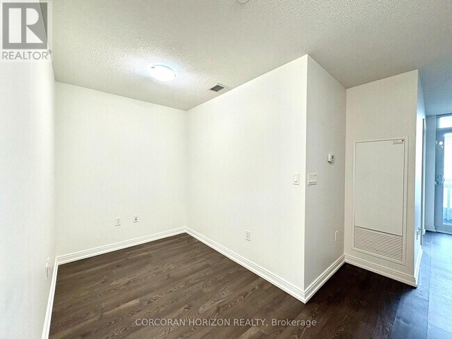 Photo du bâtiment - 275 Village Green Square